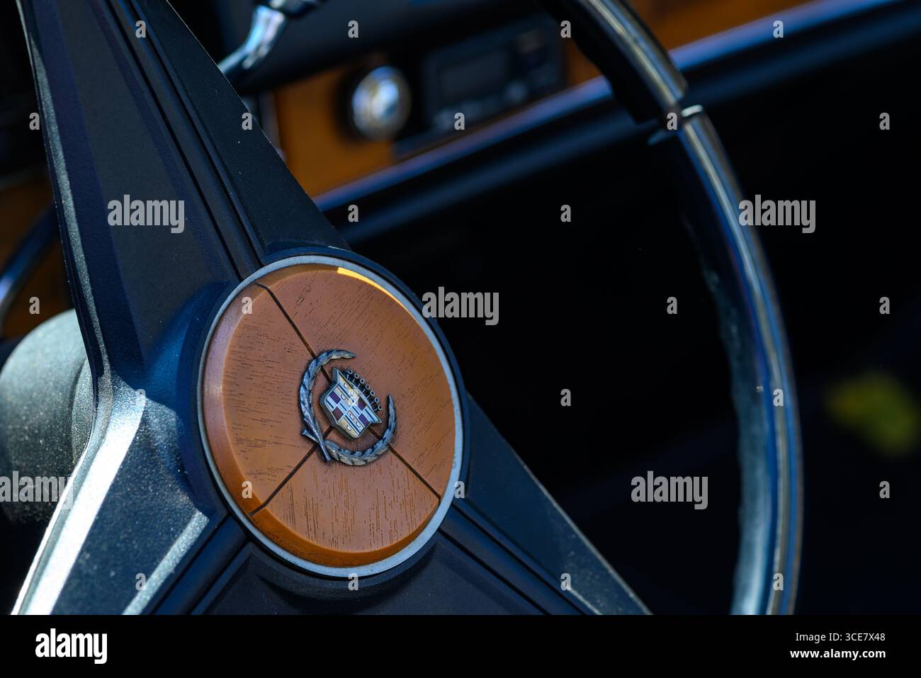 Primo piano di un volante Cadillac su un'auto d'epoca al Gran Premio di Belgrado 2024, che ospita auto d'epoca e vecchie a Belgrado, Serbia, su 28 se Foto Stock