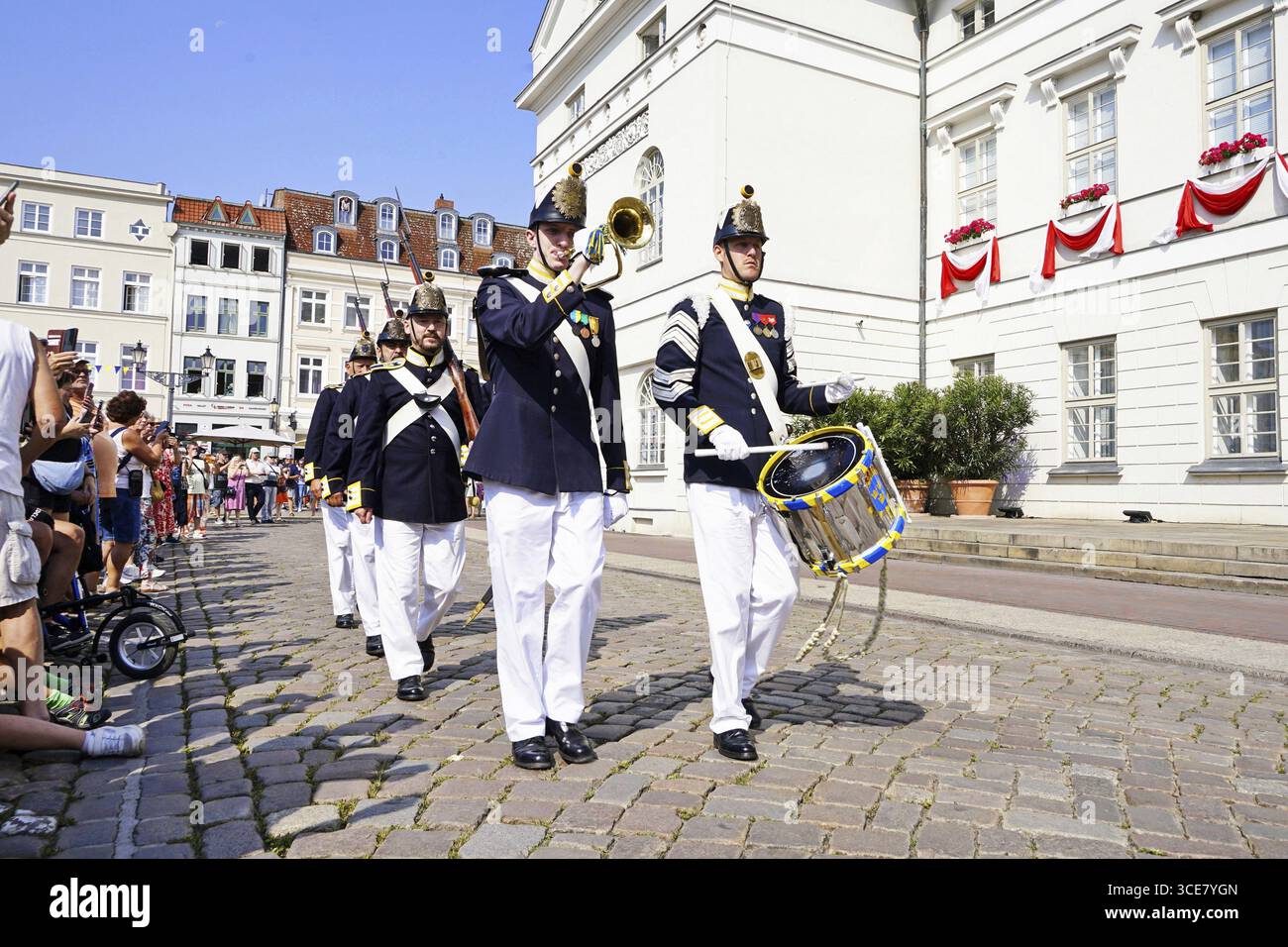 SCHWEDENFEST, tra la piazza del mercato e il vecchio porto nel centro storico di Wismar, Schwedenfest dal 14 al 17.08.2025, Wismar, 15.08.2025 Foto Stock