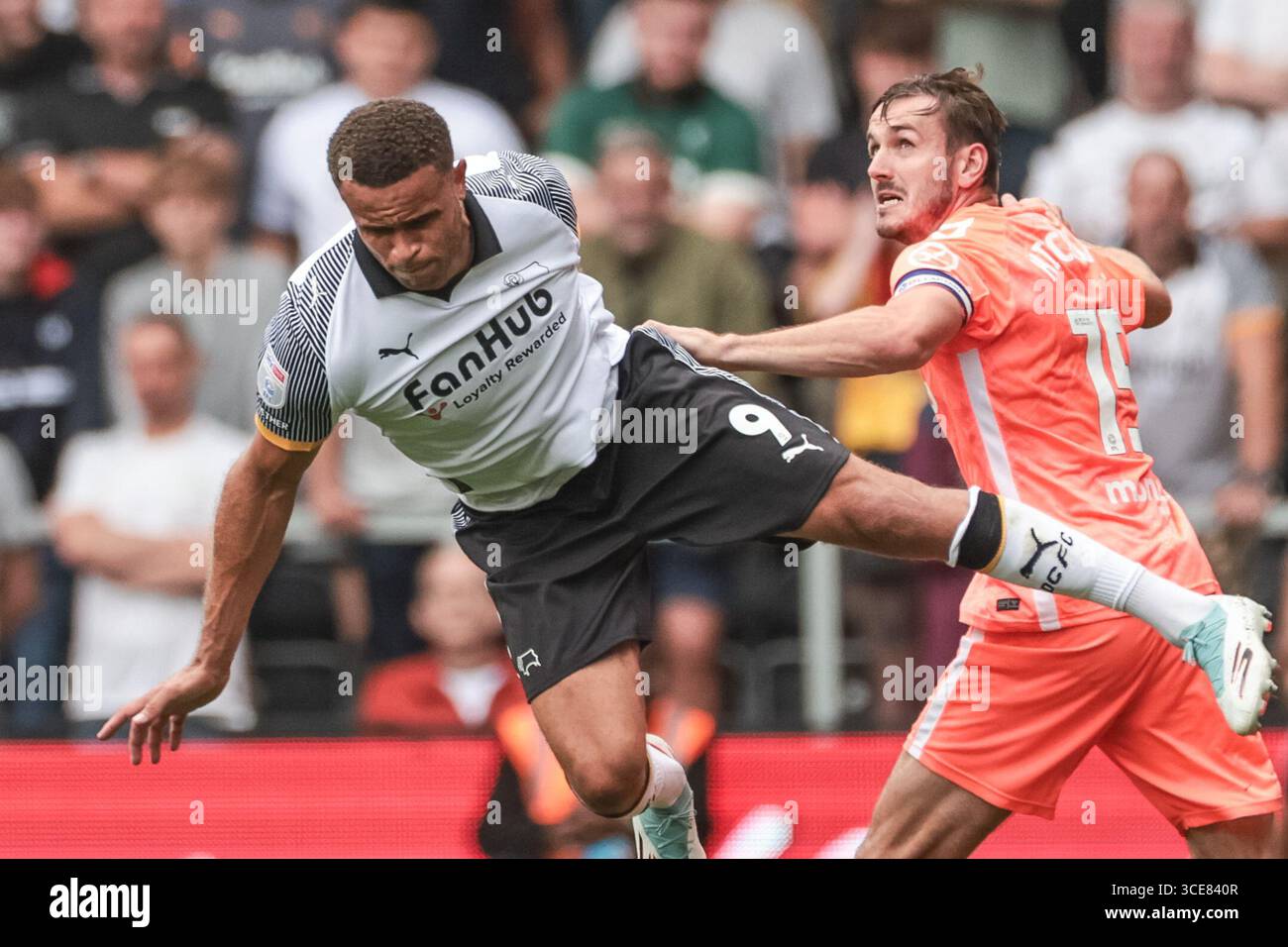Carlton Morris di Derby County e Liam Kitching di Coventry City si battono per il pallone durante la partita del Campionato Sky Bet Derby County vs Coventry City al Pride Park Stadium, Derby, Regno Unito, 16 agosto 2025 (foto di Mark Cosgrove/News Images) Foto Stock
