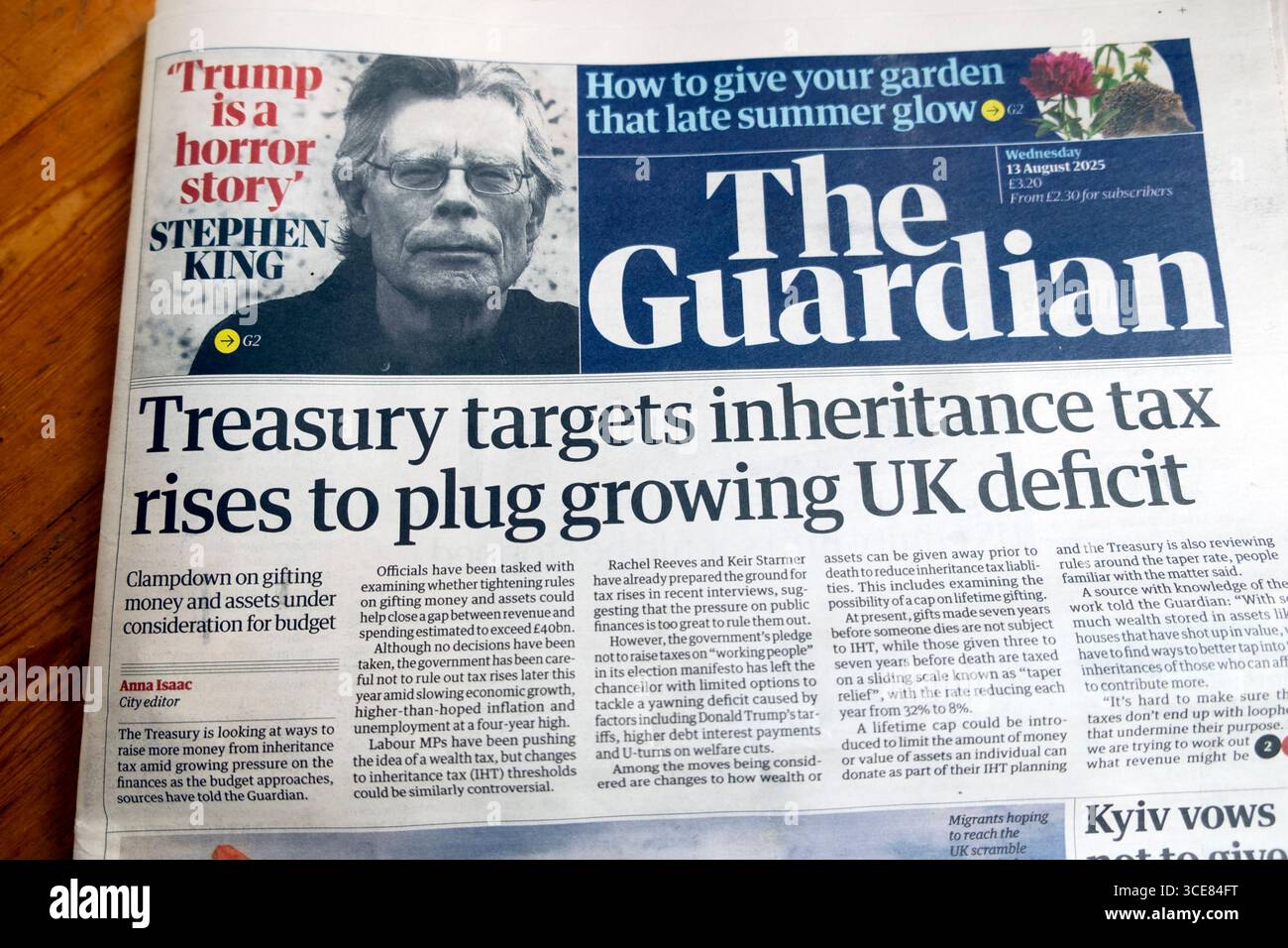 "Treasury Targets inheritance tax increase to plug crescente UK deficit" (il Tesoro mira a ridurre il deficit del Regno Unito) "Stephen King Trump horror story" (storia horror di Stephen King Trump) titola il quotidiano Guardian 13 agosto 2025 Regno Unito Foto Stock