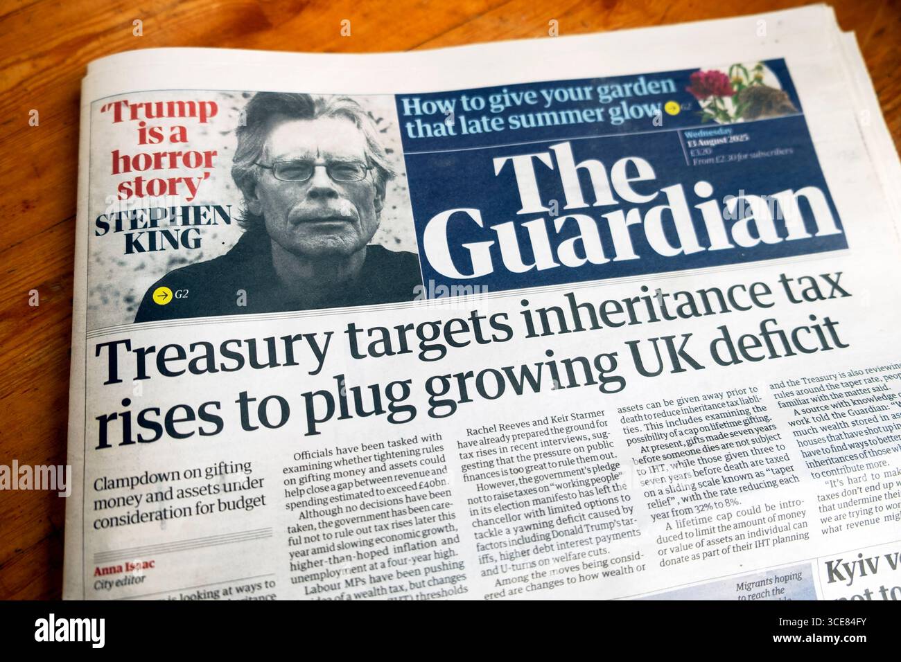 "Treasury Targets inheritance tax increase to plug crescente UK deficit" "Stephen King Trump horror story" il quotidiano Guardian titola in prima pagina UK Foto Stock