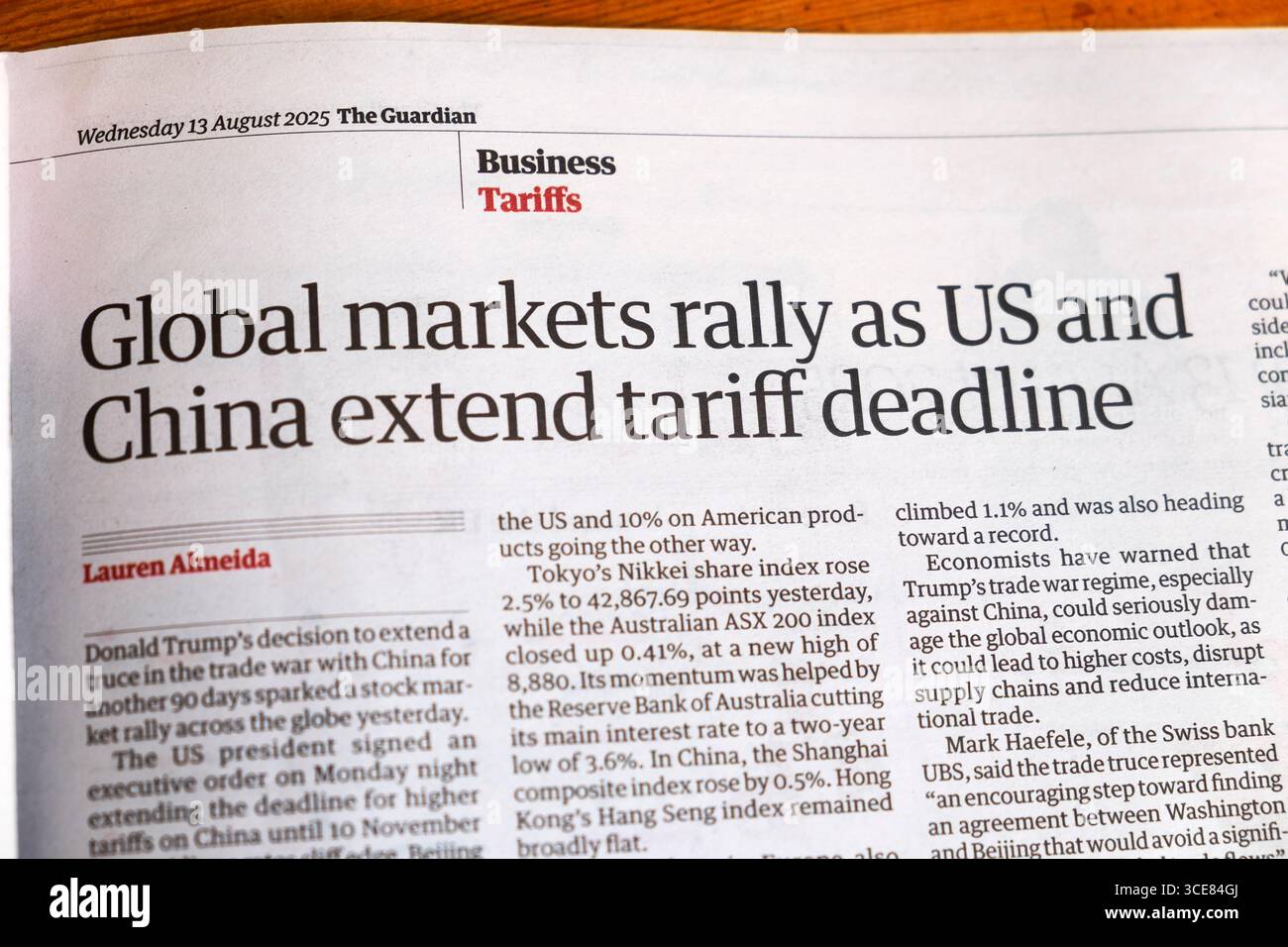 "I mercati globali si radunano mentre Stati Uniti e Cina estendono la scadenza tariffaria (Donald Trump)" testata del quotidiano Guardian articolo 13 agosto 2025 Londra Regno Unito Foto Stock
