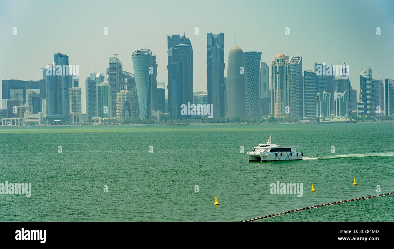 Doha, Qatar - skyline della città con traghetto in primo piano Foto Stock