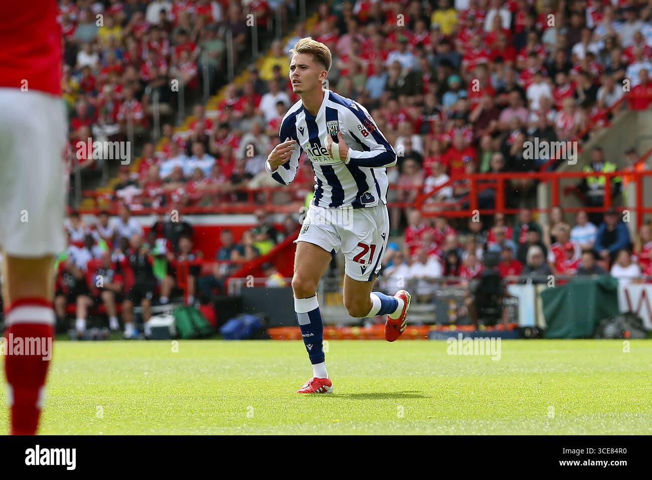 Wrexham, Regno Unito. 16 agosto 2025. Isaac Price del West Bromwich Albion festeggia dopo aver segnato il primo gol della sua squadra. EFL Skybet Championship Match, Wrexham contro West Bromwich Albion al STōK CAE Ras di Wrexham, Galles, sabato 16 agosto 2025. Questa immagine può essere utilizzata solo per scopi editoriali. Solo per uso editoriale, .pic di Chris Stading/ credito: Andrew Orchard fotografia sportiva/Alamy Live News Foto Stock