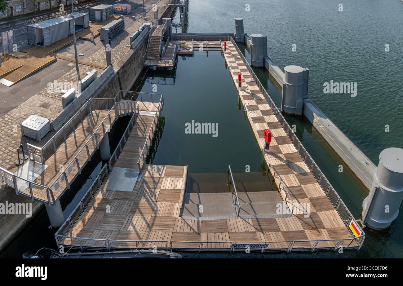 Parigi, Francia - 08 15 2025: Vista panoramica del nuoto estivo vuoto sulla Senna al molo di Bercy Foto Stock