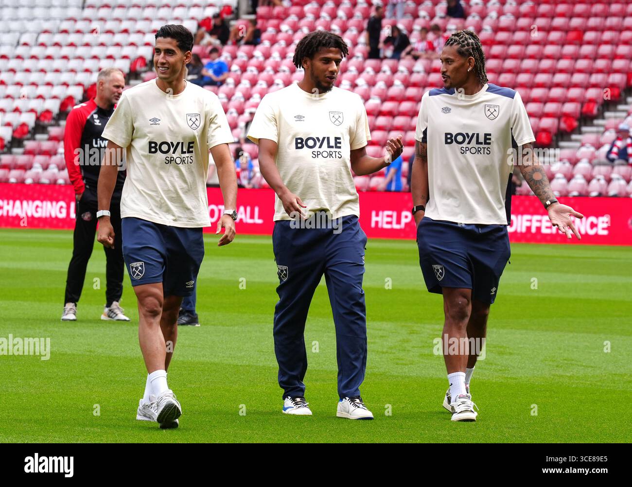 Nayef Aguerd (a sinistra) del West Ham United, Jean-Clair Todibo del West Ham United e il portiere Alphonse areola ispezionano il campo prima della partita di Premier League allo Stadium of Light di Sunderland. Data foto: Sabato 16 agosto 2025. Foto Stock