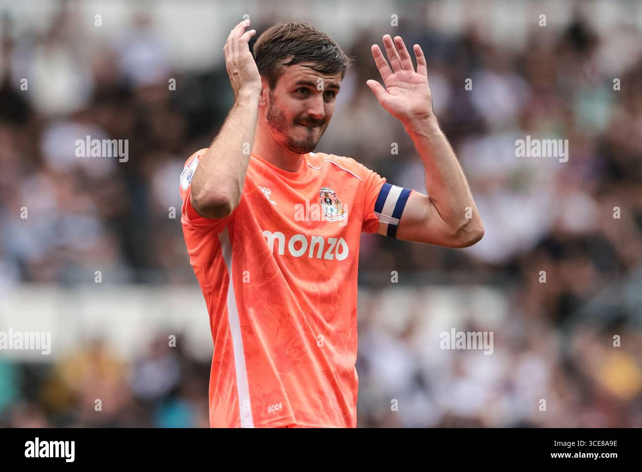 Liam Kitching di Coventry City reagisce durante la partita del campionato Sky Bet Derby County vs Coventry City al Pride Park Stadium, Derby, Regno Unito, 16 agosto 2025 (foto di Mark Cosgrove/News Images) Foto Stock