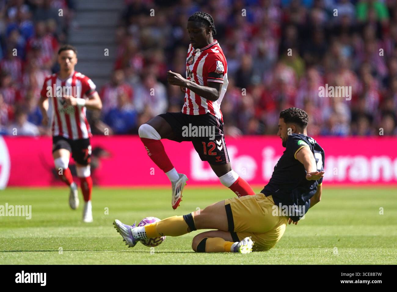 Eliezer Mayenda del Sunderland salta su un placcato da Max Kilman del West Ham United durante la partita di Premier League allo Stadium of Light di Sunderland. Data foto: Sabato 16 agosto 2025. Foto Stock