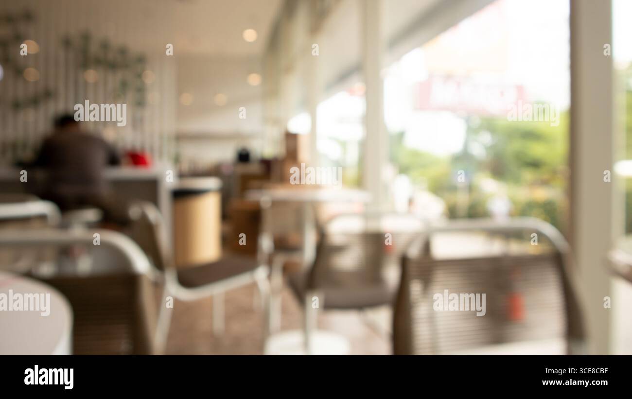 Ambiente caffetteria con cliente singolo offuscato Foto Stock