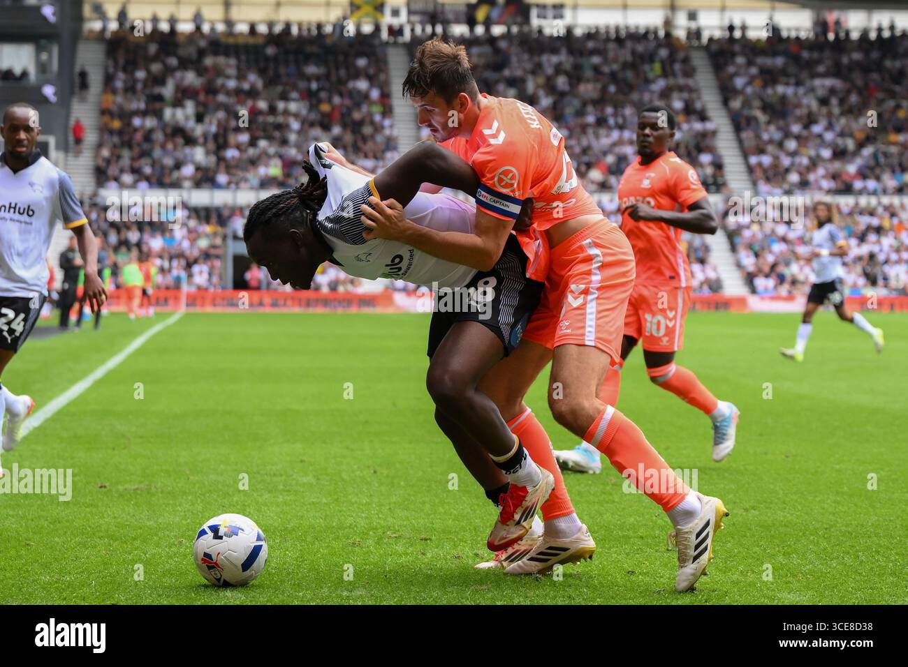David Ozoh di Derby County scuote il pallone da Liam Kitching di Coventry City durante la partita del campionato Sky Bet tra Derby County e Coventry City al Pride Park, Derby, sabato 16 agosto 2025. (Foto: Jon Hobley | mi News) crediti: MI News & Sport /Alamy Live News Foto Stock