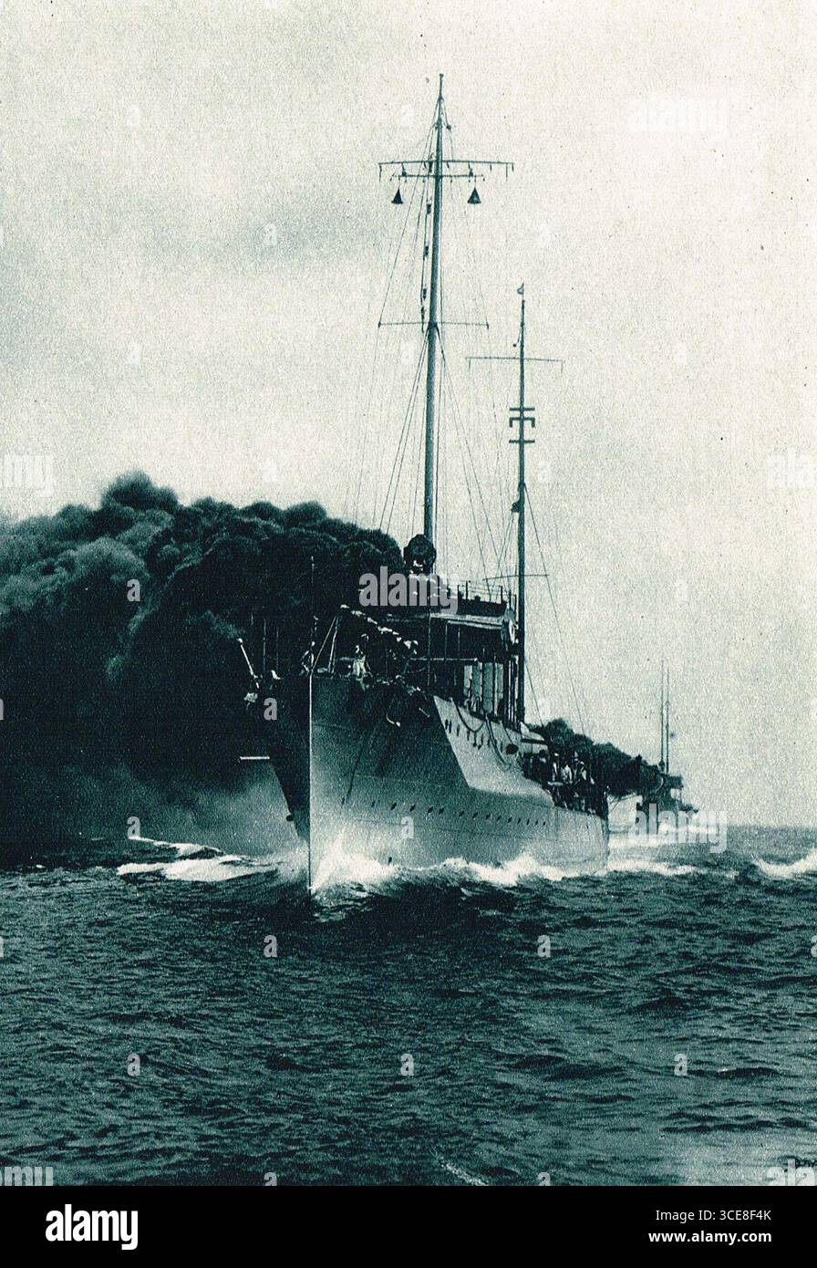 Gli Stati Uniti Destroyer USS Benham e USS Parker a tutto vapore durante la prima guerra mondiale Foto Stock