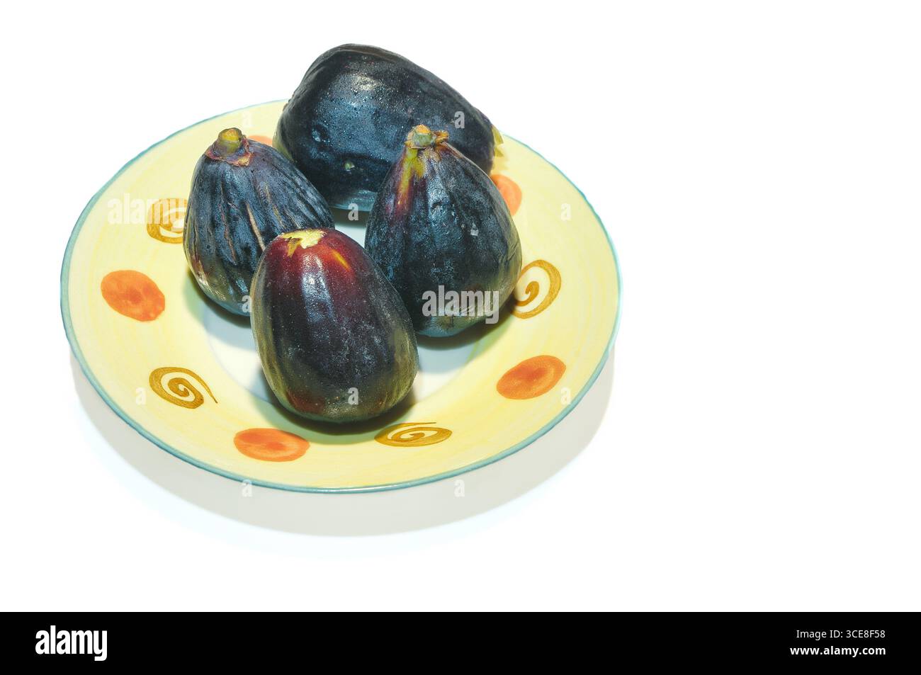 Fichi freschi interi e tagliati a metà, con consistenza interna e semi ricchi. Foto Stock