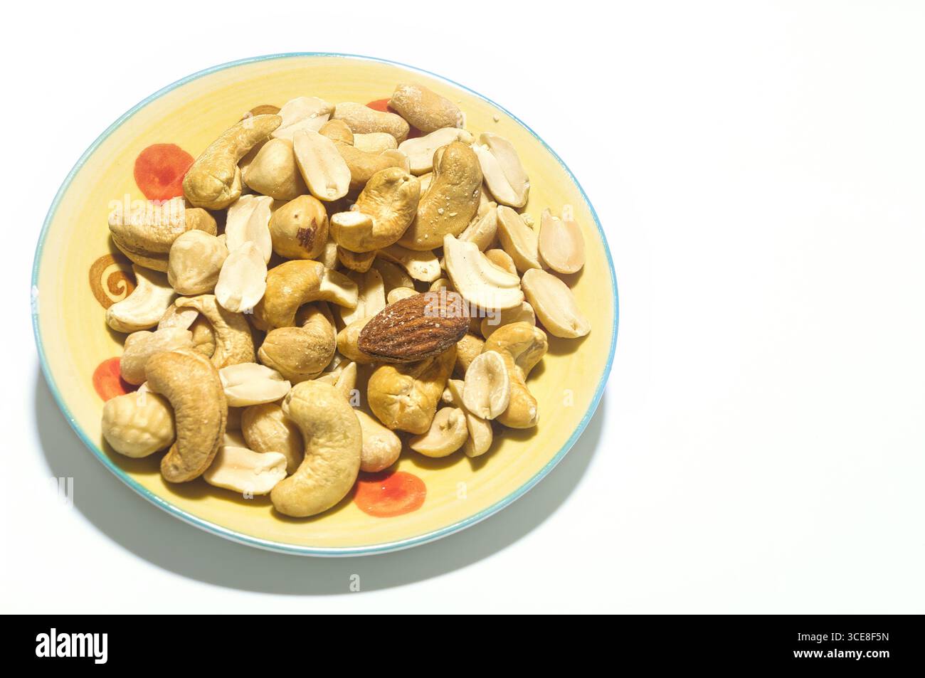 Mescolare le noci e la frutta secca su un piccolo piatto. Foto Stock