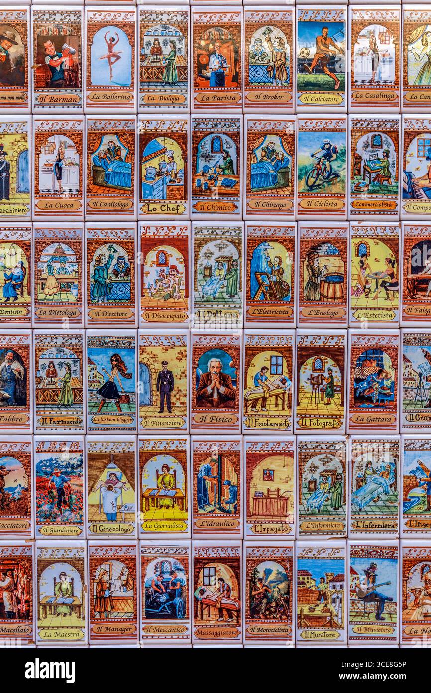 Magneti decorativi per frigorifero colorati, raffiguranti varie professioni e occupazioni, in mostra in un negozio di souvenir turistici a Erice, Sicilia Foto Stock