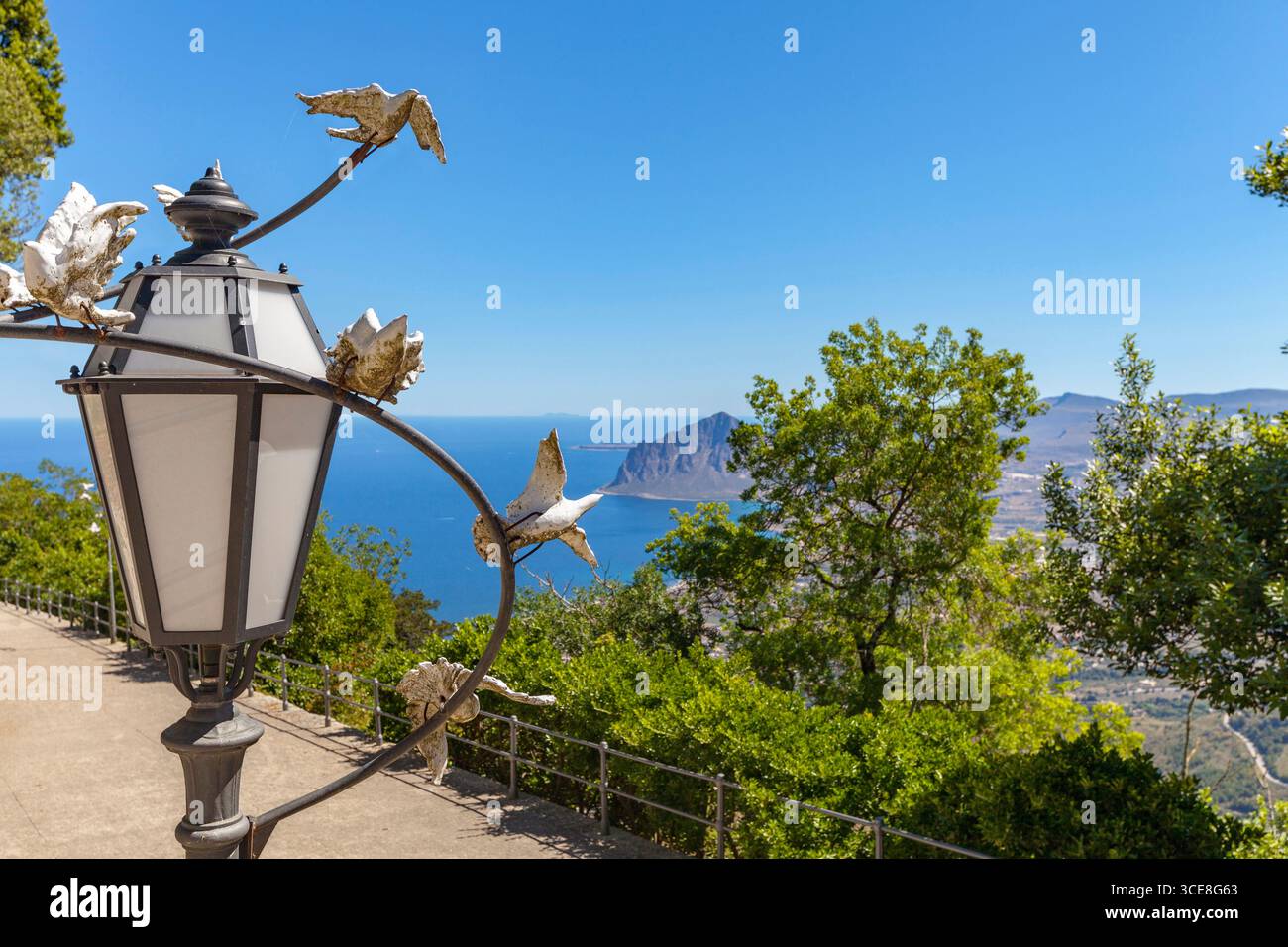 Lampione decorativo, con sculture di colombe volanti, che si affaccia sulla costa del Golfo di Bonagia, Erice, Sicilia Foto Stock