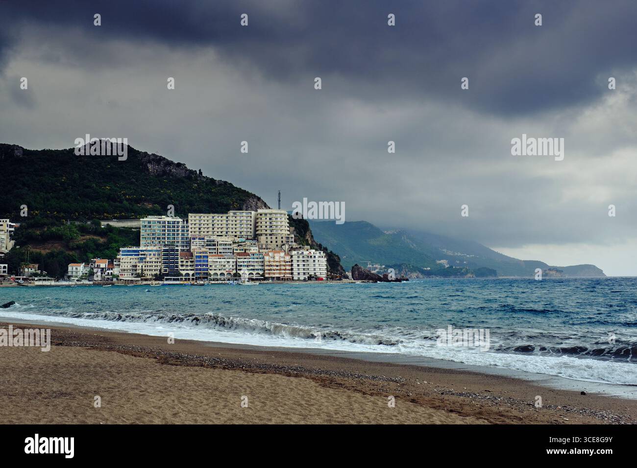 Cieli tempestosi e meteo a Rafailovici Beach, Bečići, Budva, Montenegro Foto Stock