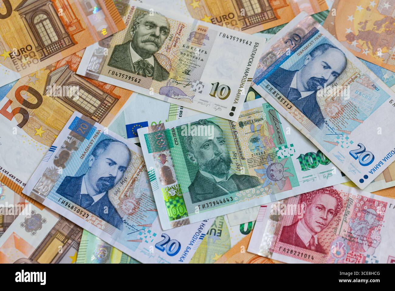 Una composizione Flat Lay di banconote in euro e lev bulgare Foto Stock