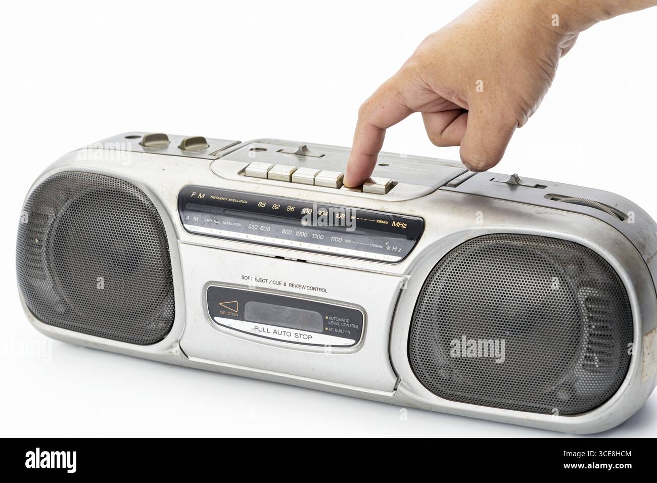 Un tasto di riproduzione su un lettore di cassette d'epoca, apparecchiature audio retrò color argento, isolato su sfondo bianco, musica classica d'atmosfera nostalgica Foto Stock