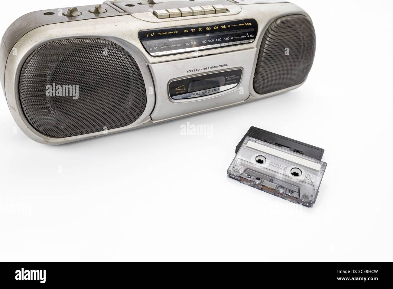 Un lettore audio d'epoca, cassetta, radio retrò, vecchio dispositivo musicale, tecnologia nostalgica, stereo portatile, audio classico, apparecchiature analogiche isolate Foto Stock