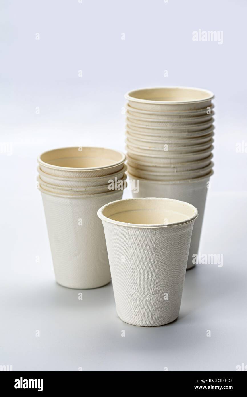 Tazze da caffè monouso ecocompatibili impilate, tazza di carta biodegradabile, materiale sostenibile, design minimale, colore neutro, alternativa riutilizzabile Foto Stock