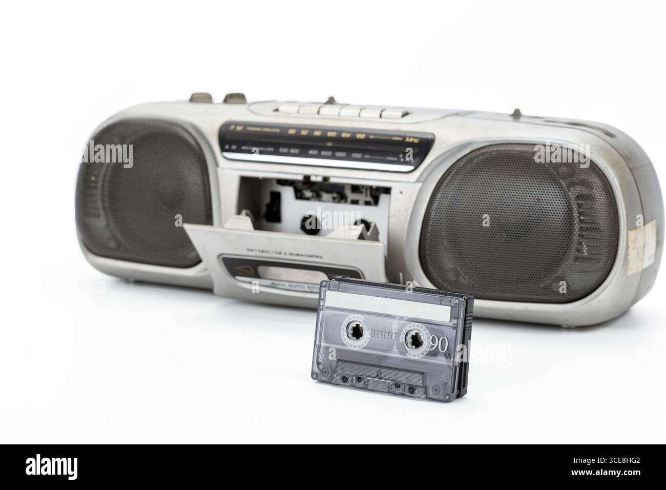 Riproduttore di cassette vintage con deck a nastro aperto, classico impianto audio retrò che evoca vibrazioni nostalgiche, vecchia tecnologia isolata su sfondo bianco. Foto Stock