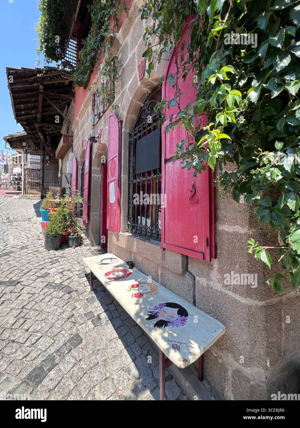 Atmosfera rustica con persiane rosse e strade acciottolate nel cuore di Ankara. Foto Stock