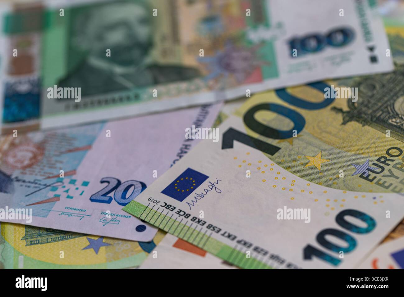 Una composizione Flat Lay di banconote in euro e lev bulgare Foto Stock