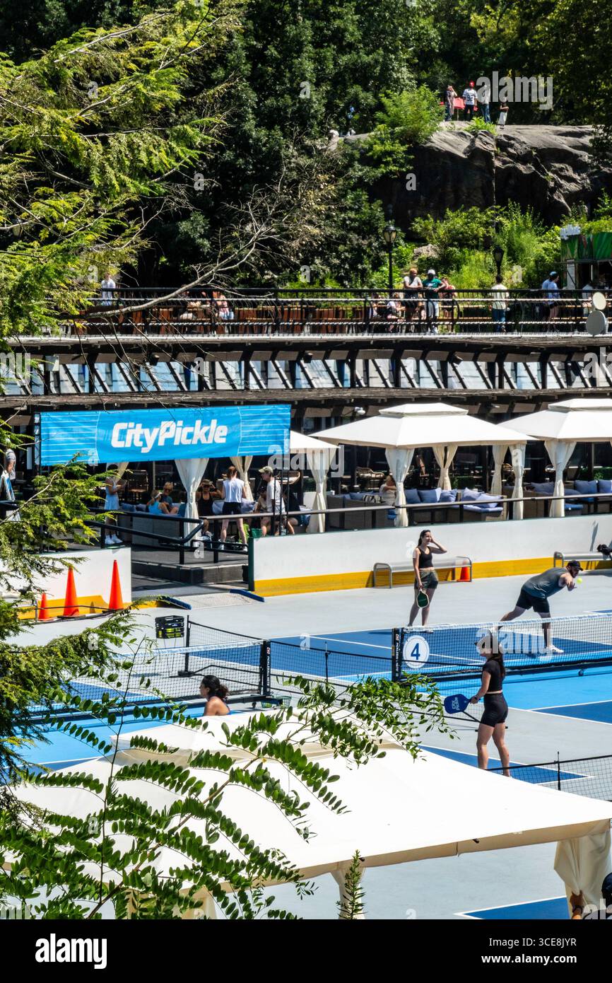 Giocatori che giocano a Pickleball nei campi di Wollman a Central Park in un pomeriggio estivo, 2025, New York City, Stati Uniti Foto Stock