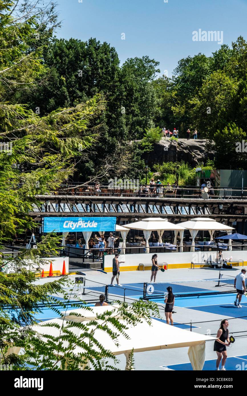 Giocatori che giocano a Pickleball nei campi di Wollman a Central Park in un pomeriggio estivo, 2025, New York City, Stati Uniti Foto Stock