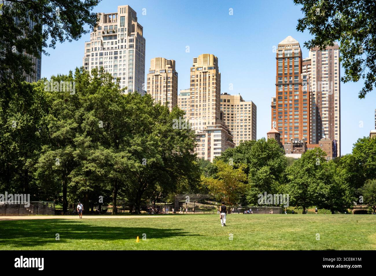 Skyline del West Side visto da Central Park in un giorno d'estate, New York City, USA 2025 Foto Stock