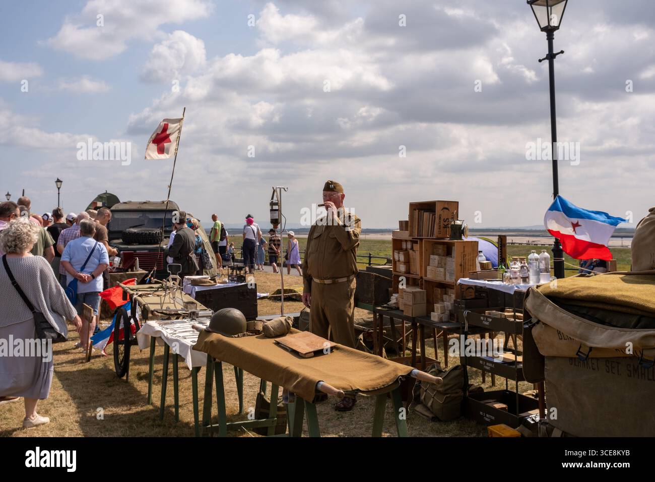 Lytham, lancashire/regno Unito – 16 agosto 2025: Lytham Wartime Weekend vede un reenattore storico in un'uniforme dell'era della seconda guerra mondiale in piedi da un militare Foto Stock