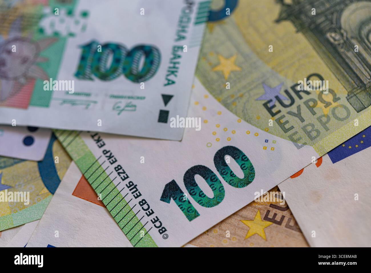 Una composizione Flat Lay di banconote in euro e lev bulgare Foto Stock