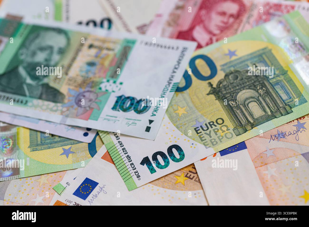Una composizione Flat Lay di banconote in euro e lev bulgare Foto Stock