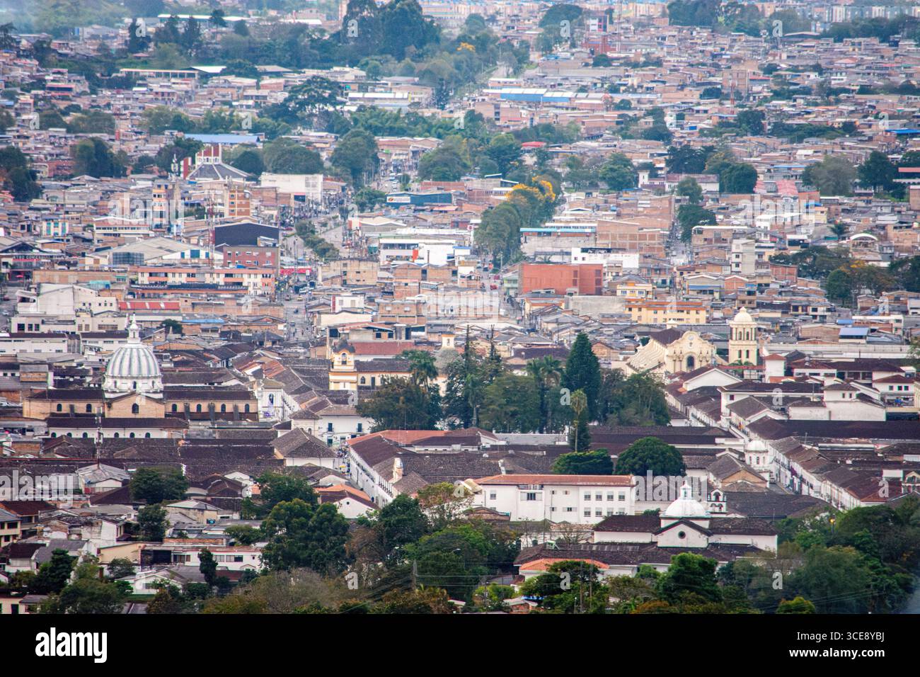 Vivace vista aerea della città di Popayán, che mostra il suo paesaggio urbano, l'architettura e gli spazi verdi di Cauca, Colombia. Foto Stock