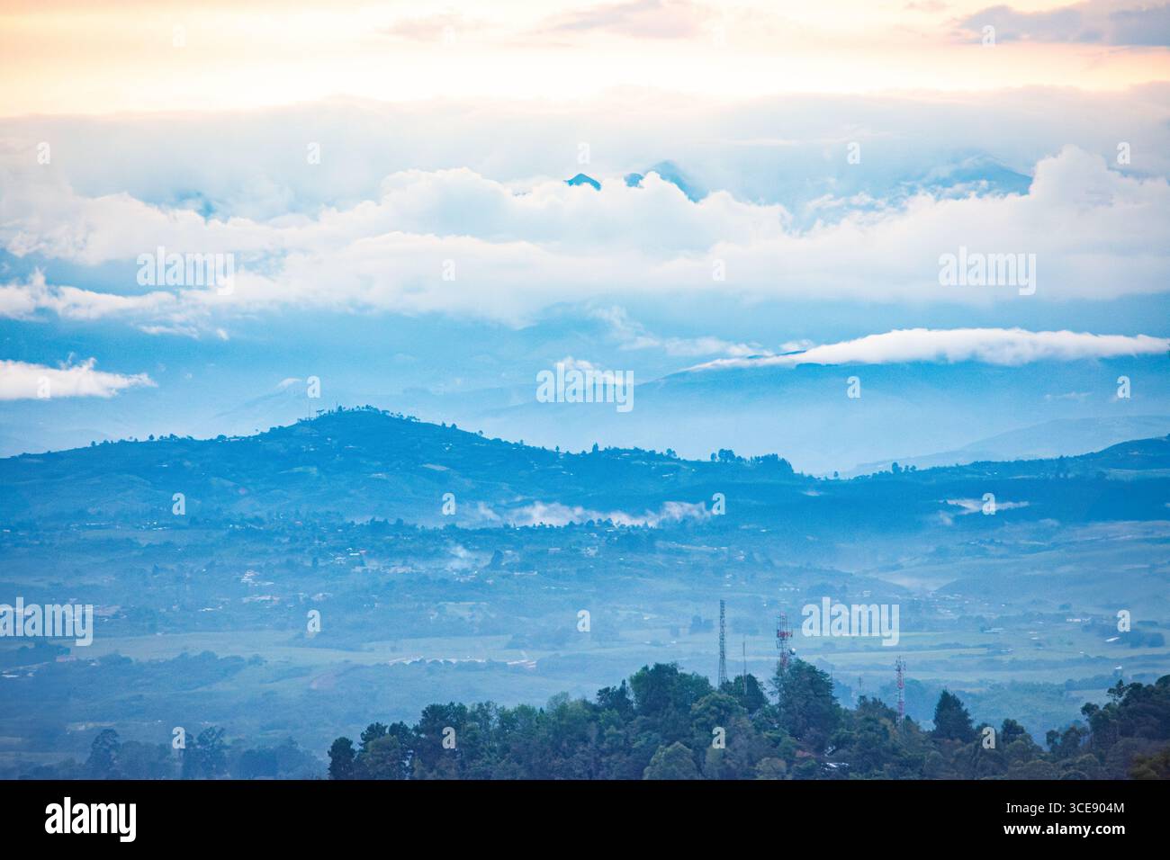 Montagne nebbiose mozzafiato e nuvole sul paesaggio di Popayán, Cauca, Colombia, che mostrano una serena bellezza naturale. Foto Stock