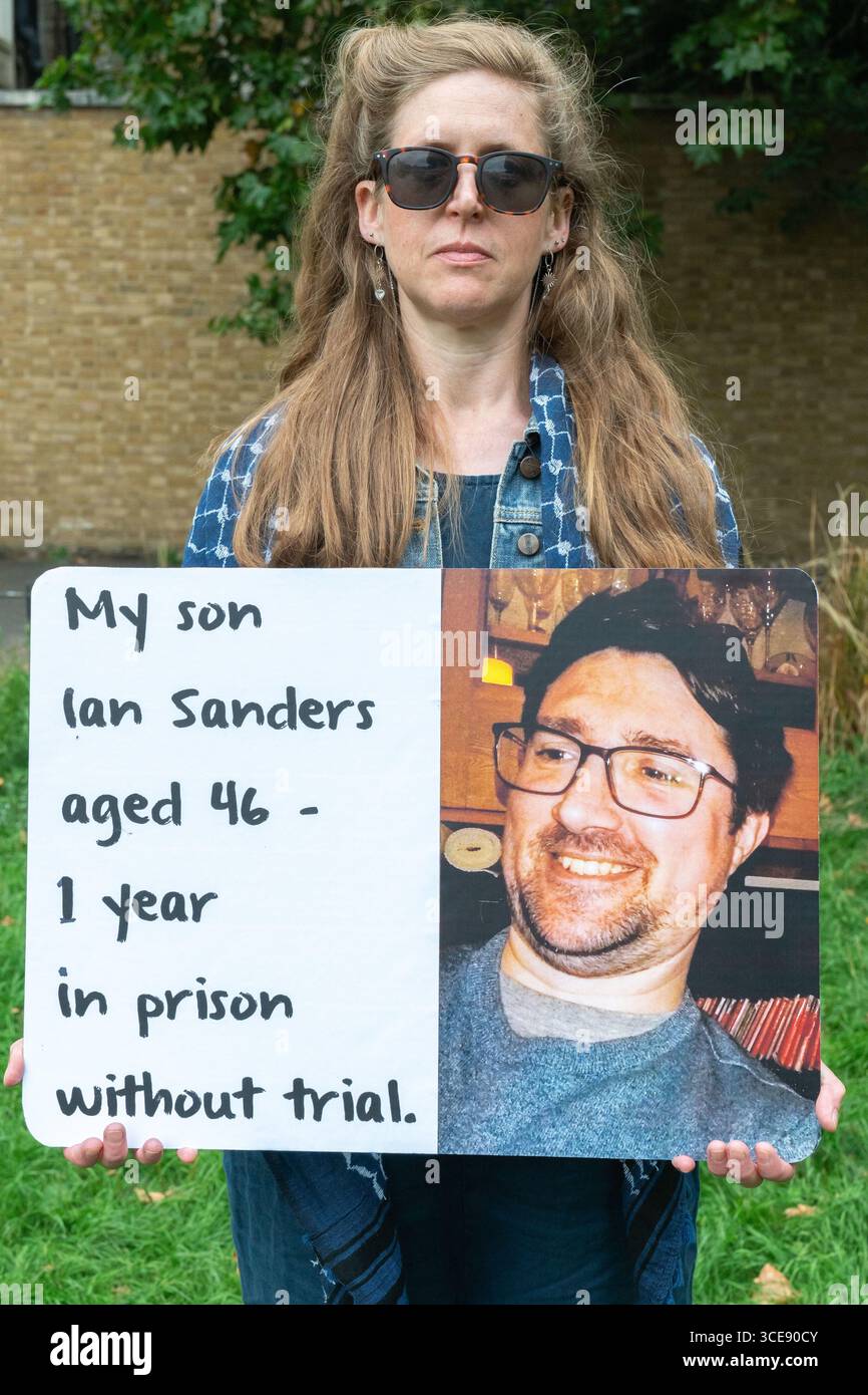 Londra, Regno Unito. 16 agosto 2025. REGNO UNITO, Londra: 16/08/2025 potente veglia per commemorare il primo anno di detenzione in carcere senza processo, della Filton 24, che ha effettuato un'azione diretta ai sistemi Elbit con Palestine Action, credito: Denise Laura Baker/Alamy Live News Foto Stock