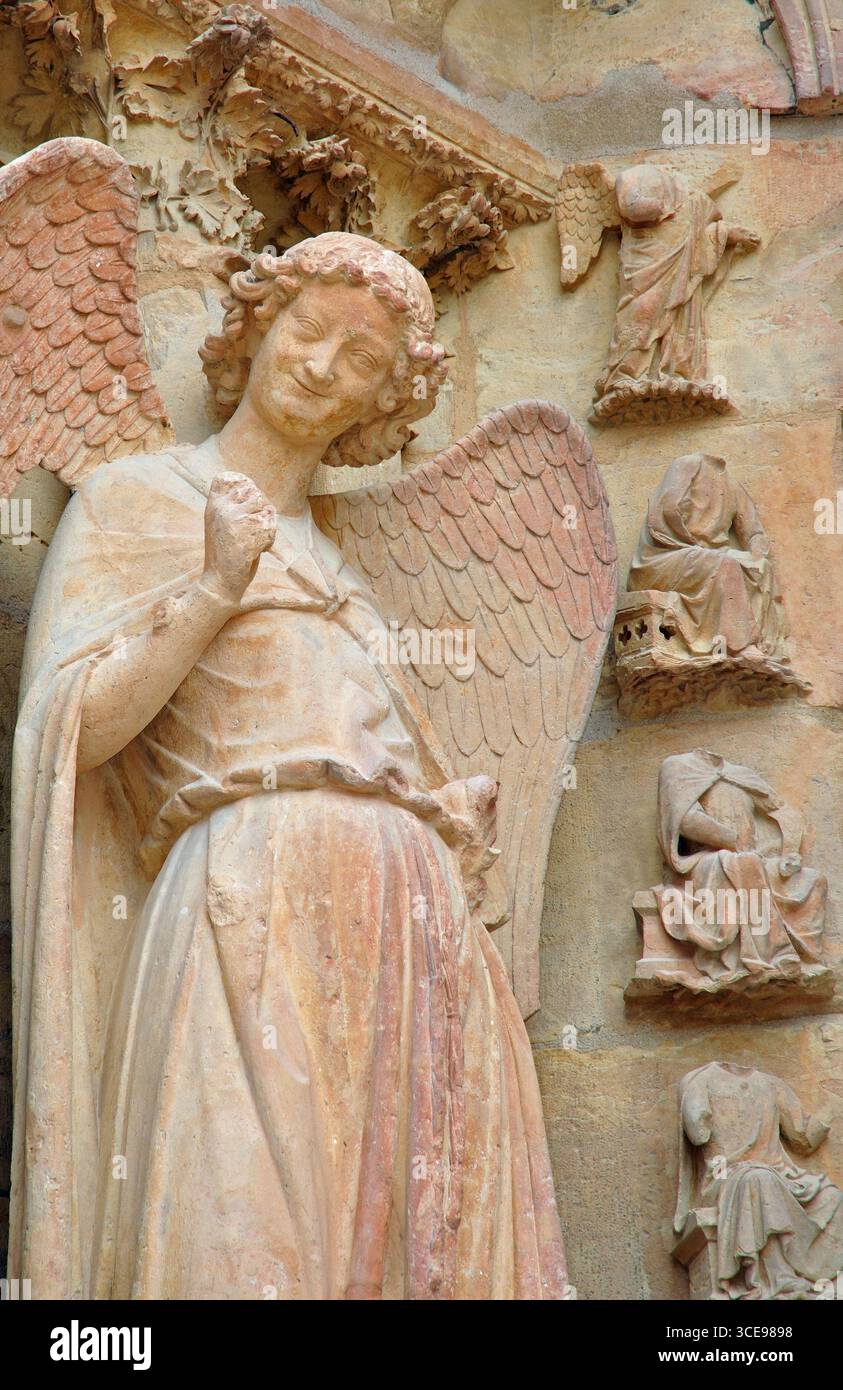 L'angelo sorridente sulla facciata della cattedrale di Reims, regione dello Champagne, Grand Est, Francia Foto Stock