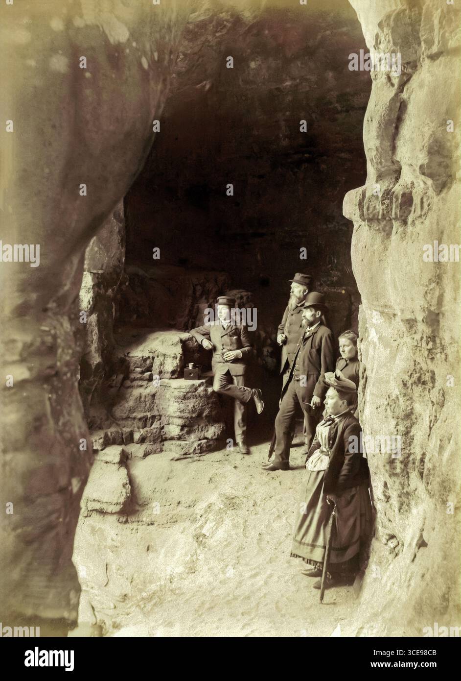Turisti all'ingresso della grotta Kohlscheuer vicino a Echternach, Lussemburgo vy Henri van den Broeck nel 1890-1910 Foto Stock