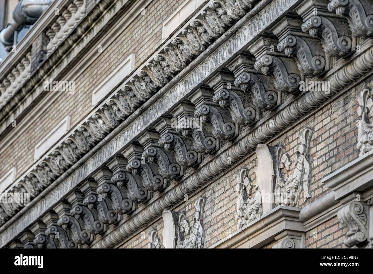 Seattle, Washington - 12 luglio 2015: Cornici ornate su un edificio storico di Seattle Foto Stock