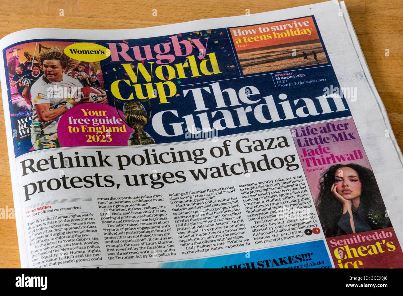 16 agosto 2025. Il titolo in prima pagina del Guardian è ripensare la polizia delle proteste di Gaza, sollecita il cane da guardia. Foto Stock