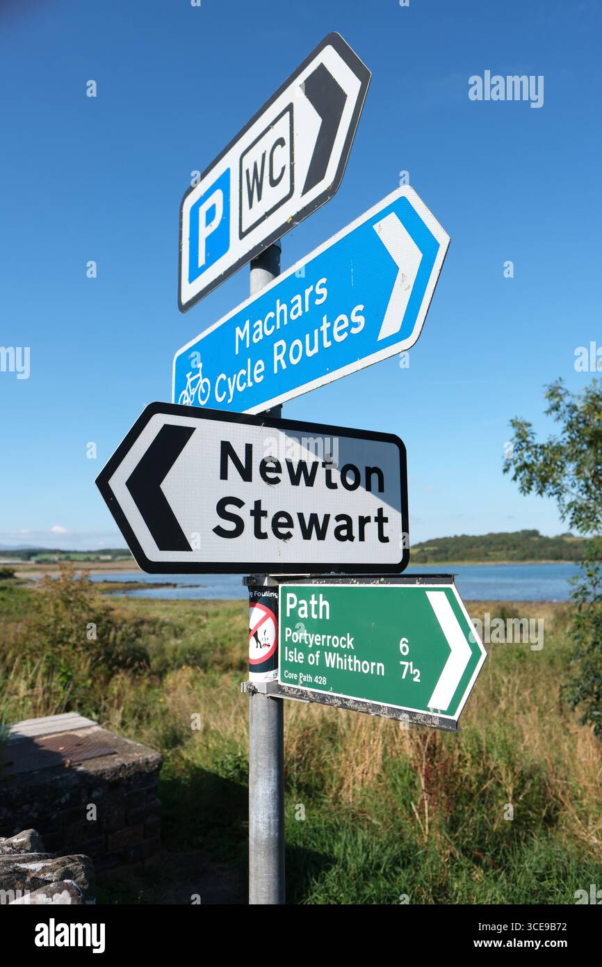 Cartelli per i visitatori a Garlieston Wigtownshire Scozia - Machars Cycle Route e sentiero pedonale per l'Isola di Whithorn Foto Stock