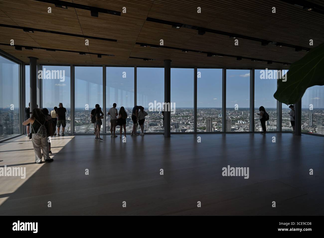 I visitatori che guardano lo skyline di Londra dalla piattaforma di osservazione Lookout al numero 8 di Bishopsgate - Londra Regno Unito Foto Stock