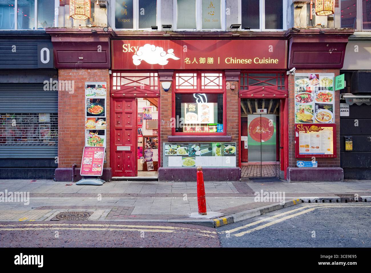 Illuminati di notte sono questi ristoranti cinesi a China Town, Newcastle, Foto Stock