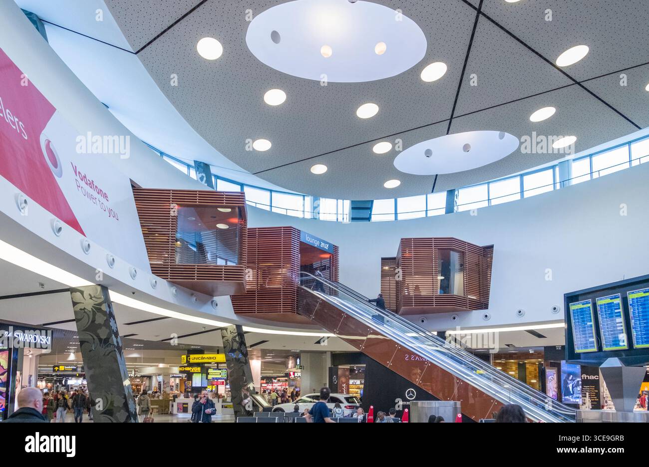 Sala partenze del Terminal 1 Lisbona Aeroporto Portela di Lisbona, Portogallo Foto Stock