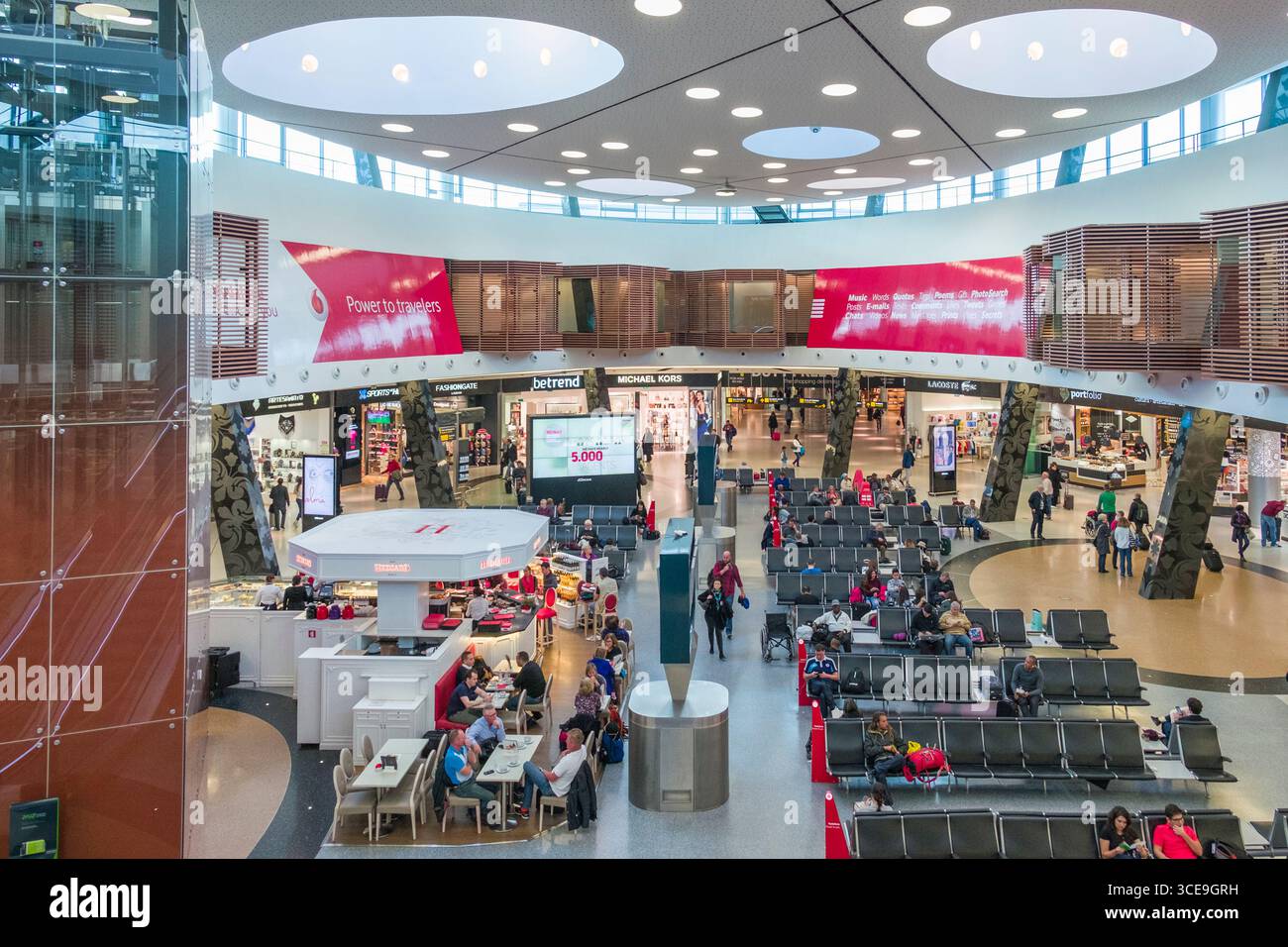 Sala partenze del Terminal 1 Lisbona Aeroporto Portela di Lisbona, Portogallo Foto Stock