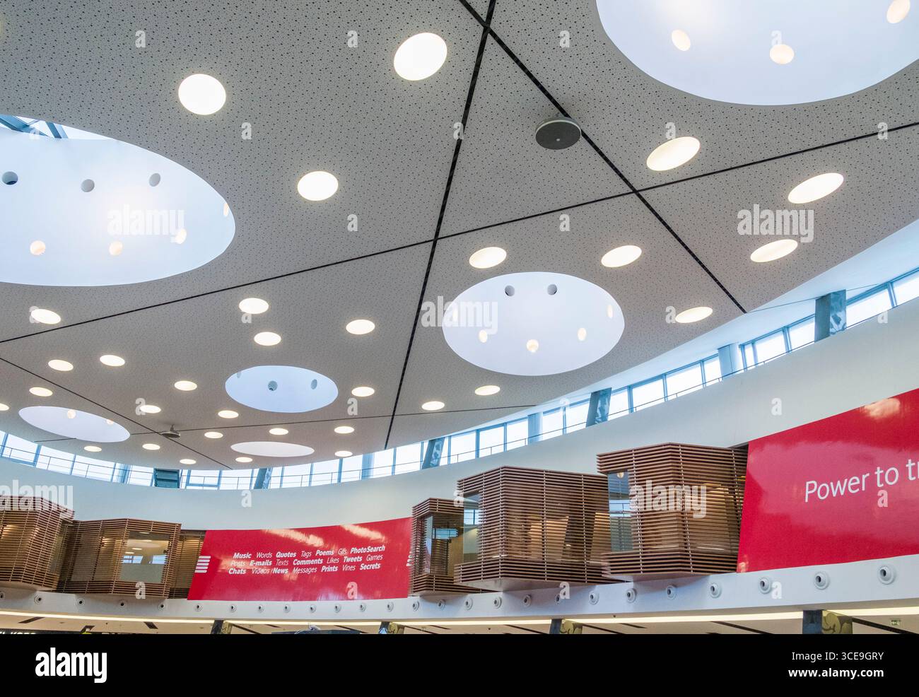 Sala partenze del Terminal 1 Lisbona Aeroporto Portela di Lisbona, Portogallo Foto Stock