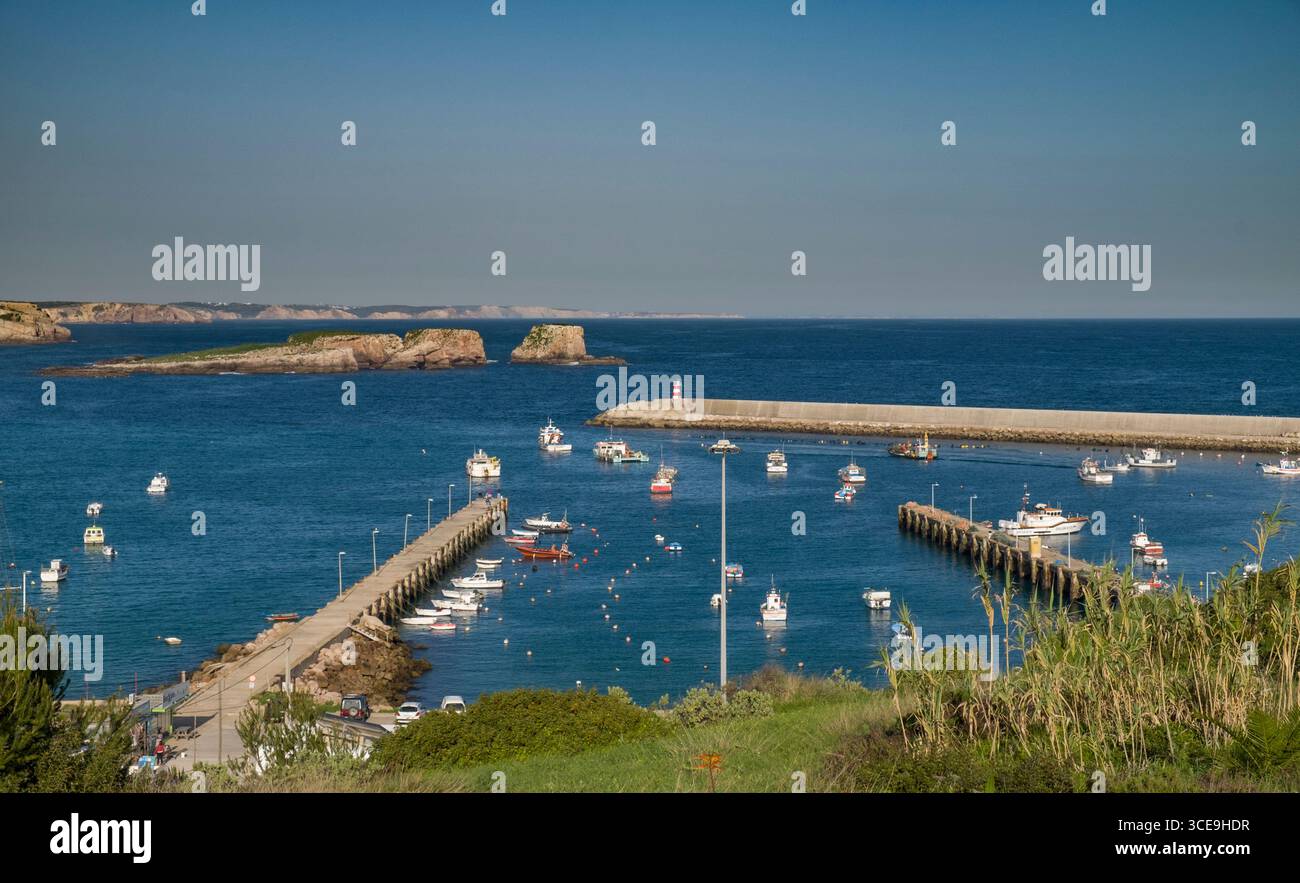 Pier e barche al di ancoraggio in corrispondenza di Baleeira Harbour, Sagres Vila do Bispo, Faro, Algarve, PORTOGALLO Foto Stock