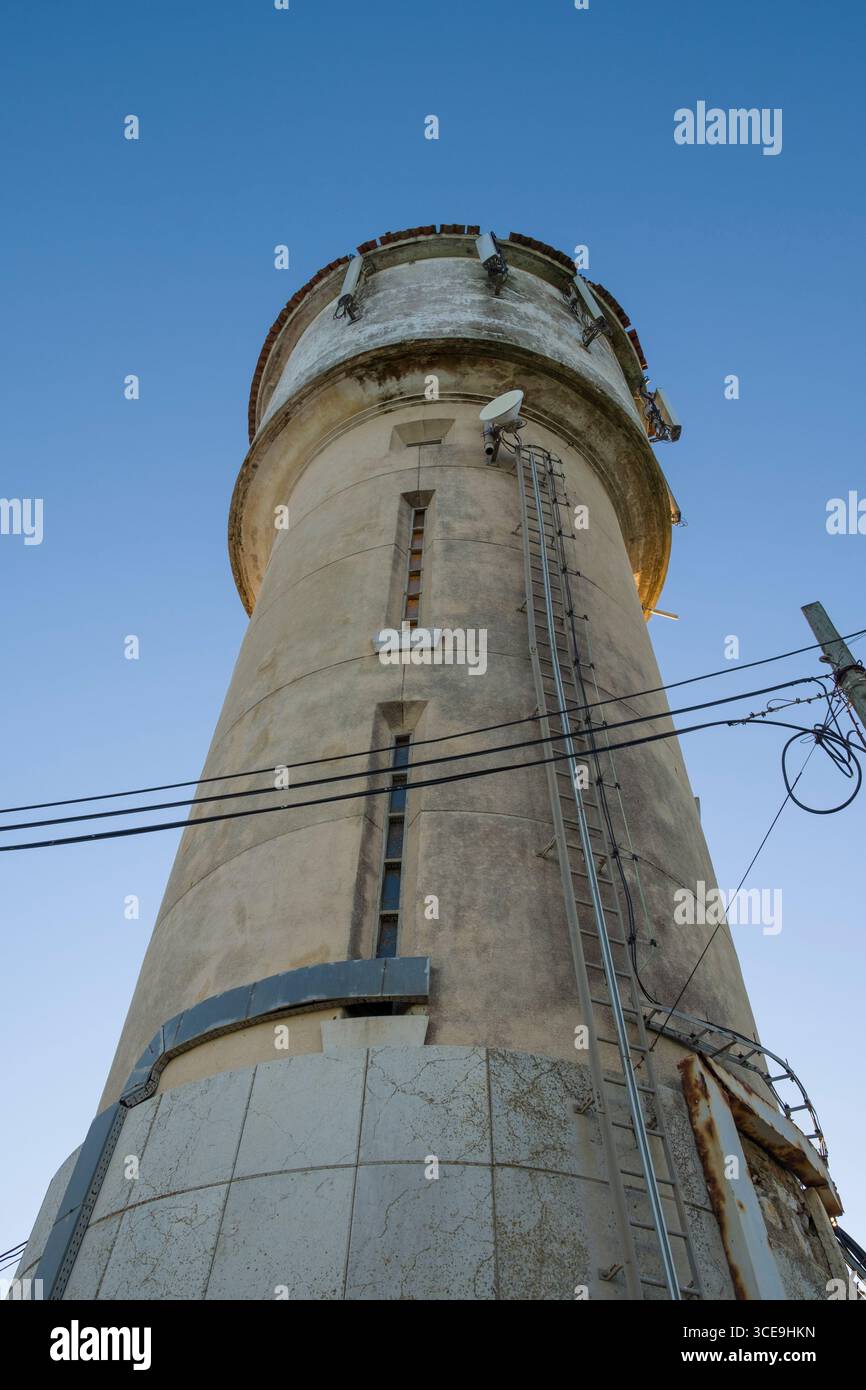 Telefono cellulare antenne sul lato del serbatoio di acqua in Vila do Bpo, Faro, Algarve, PORTOGALLO Foto Stock