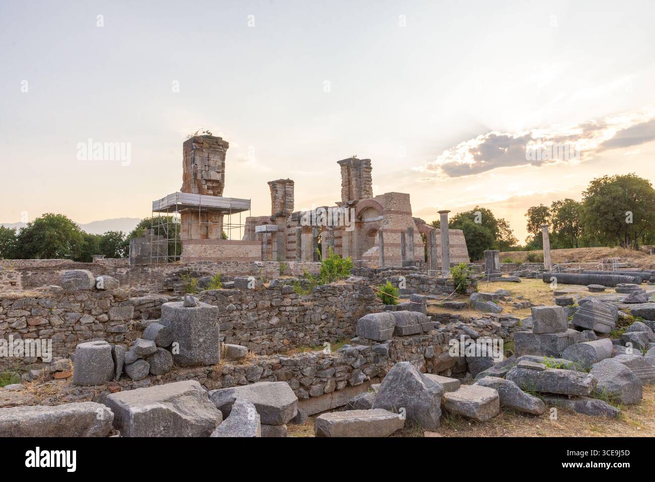 La basilica paleocristiana B rimane a Filippi, con torri in mattoni, archi e colonne erette sotto un cielo serale Foto Stock