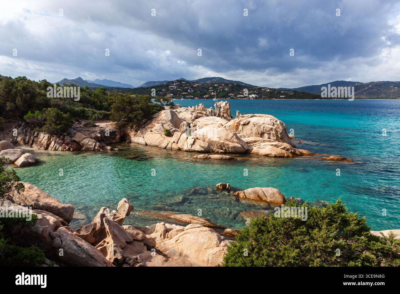 Le acque turchesi incontrano le coste rocciose vicino a San Teodoro, in Sardegna. Un paradiso mediterraneo dalle sfumature smeraldo, una popolare destinazione di vacanza. Foto Stock